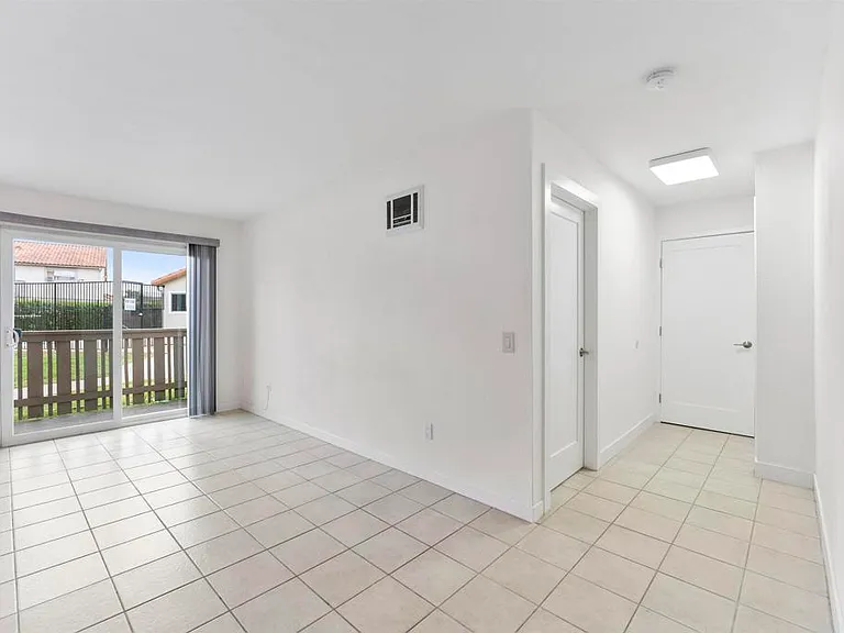 1551 Broadway #28 — Photo 2