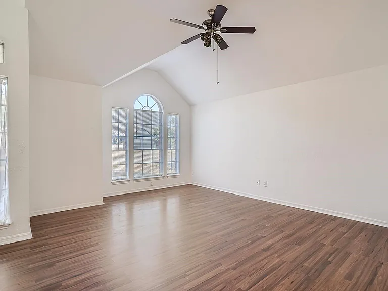 811 Canyon Bend Rd — Photo 2
