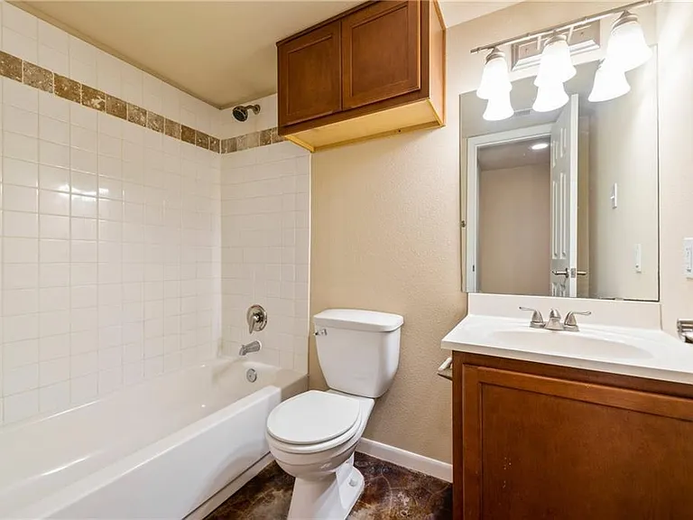 301 W 38th St #109 — Photo 14