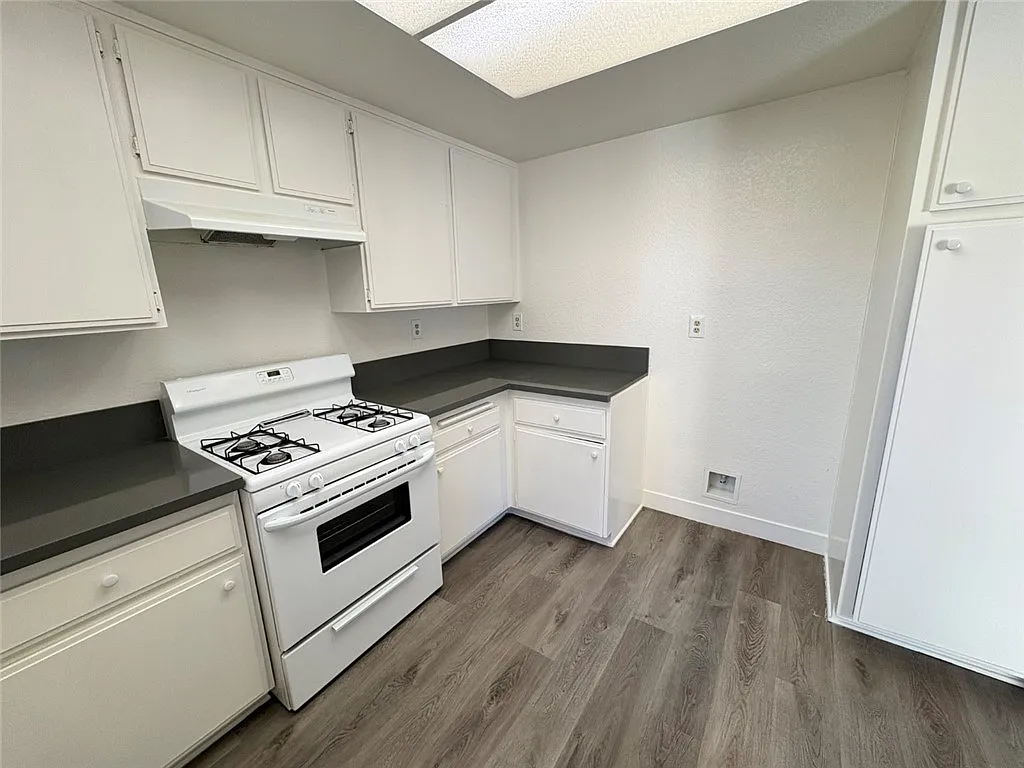 2 bed, 1.5 bath, 900 sqft, $2,675 — Photo 4