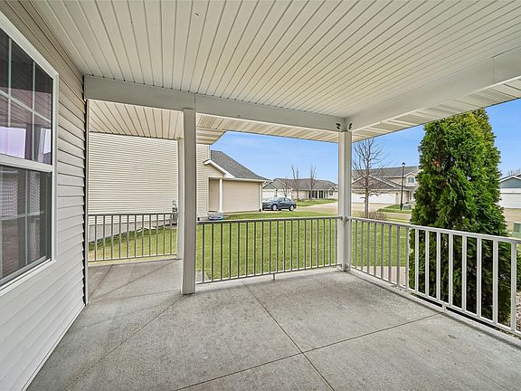 2nd image of 953 Acacia Dr NE