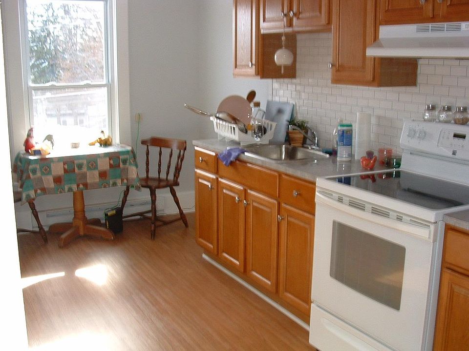 EAT-IN KITCHEN