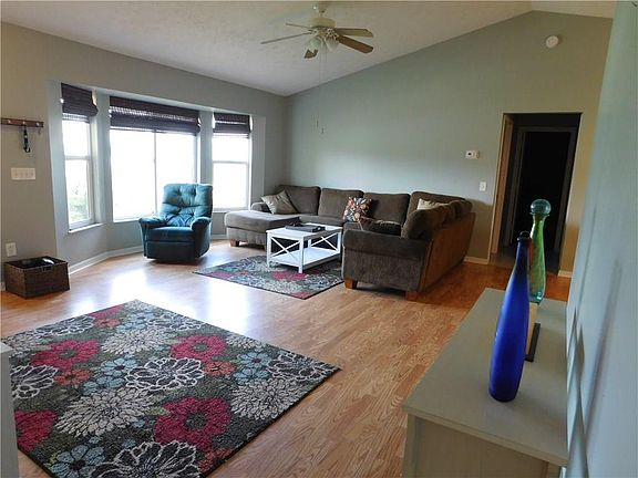 4th image of 732 SE Albatross Ave