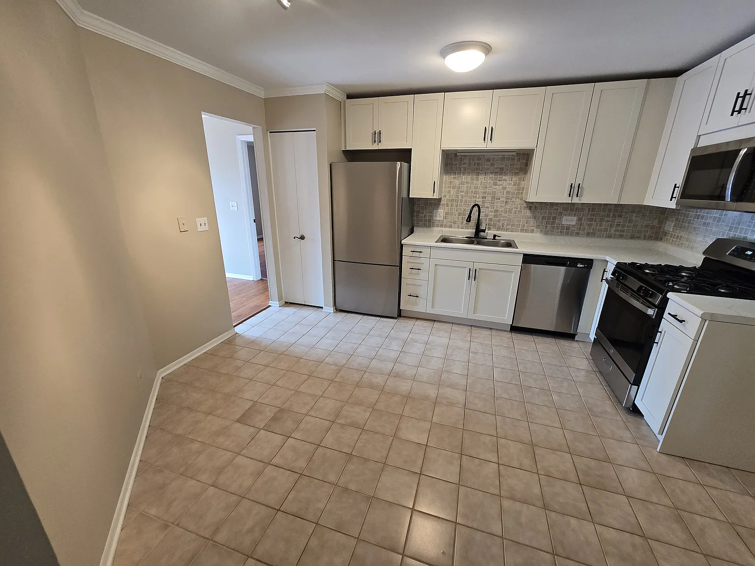 3 bed, 1209 sqft, $2,800 — Photo 2