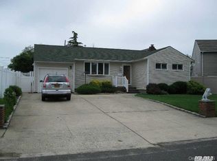 2 Daniel Rd S, Massapequa, NY 11758
