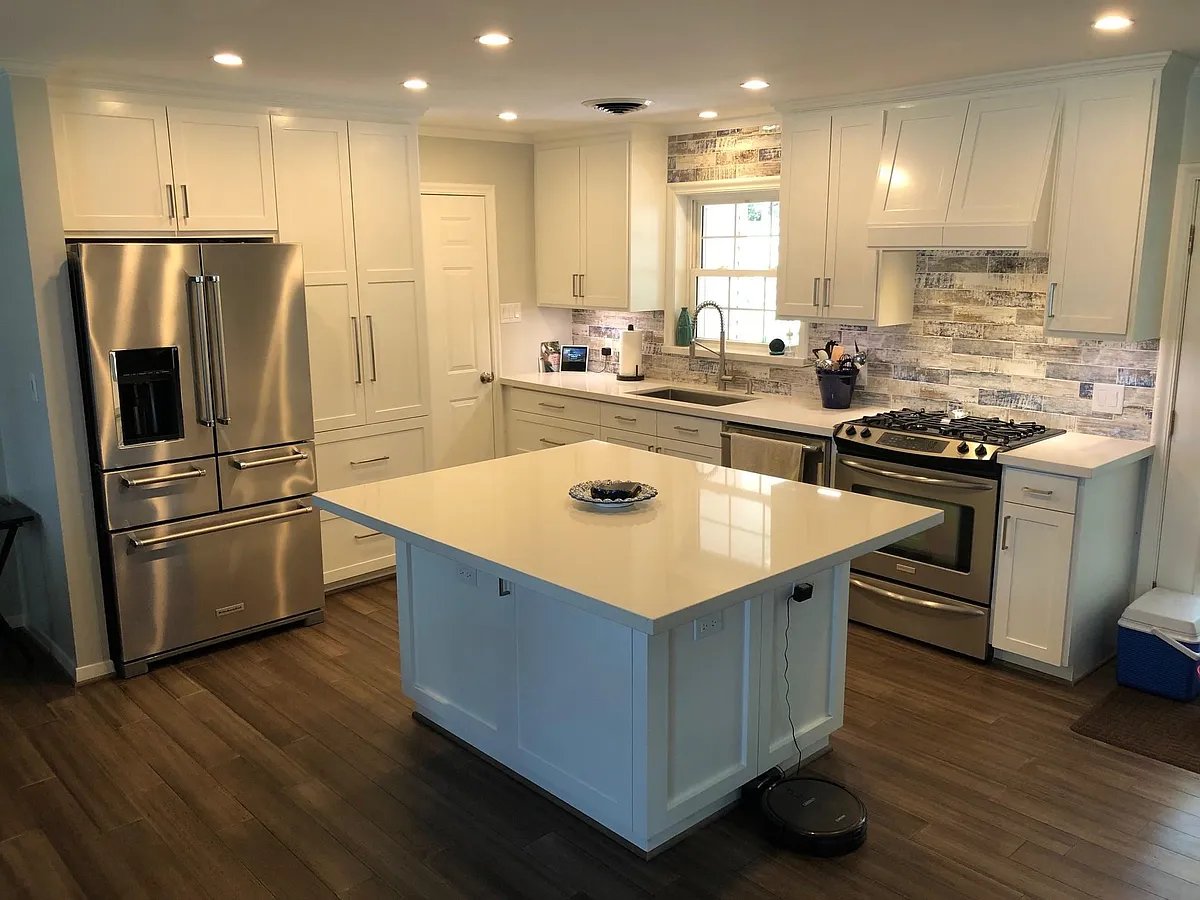 Fully upgraded kitchen with all appliances included. - 4610 Hummingbird St