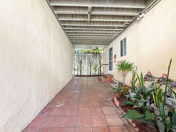 3rd image of 10428 Riverside Dr #10428
