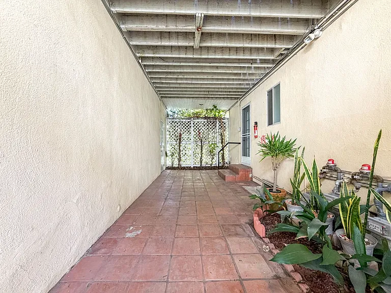 10428 Riverside Dr — Photo 15