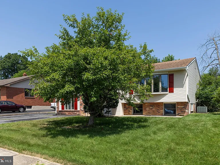 6013 Madeline Dr — Photo 2