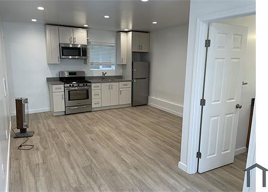 4th image of 262 Hahn St #C