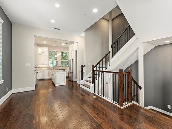 3rd image of 5469 Larkin St #9
