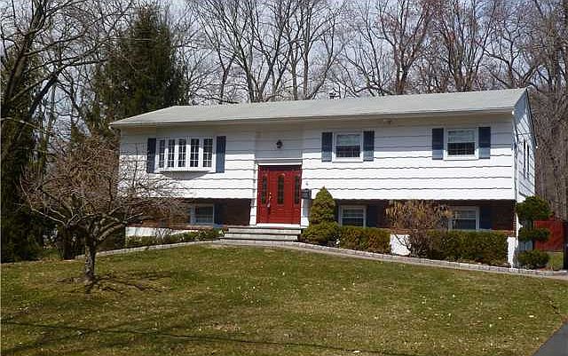 1st image of 4 Twin Lakes Dr
