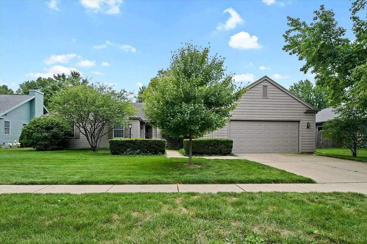 1728 Lakeside Dr photo 1