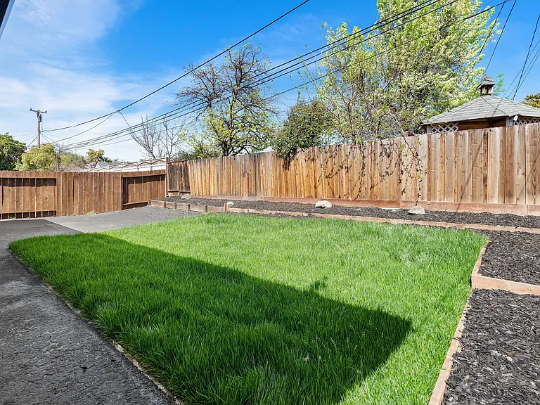 Lochner Dr — Photo 14