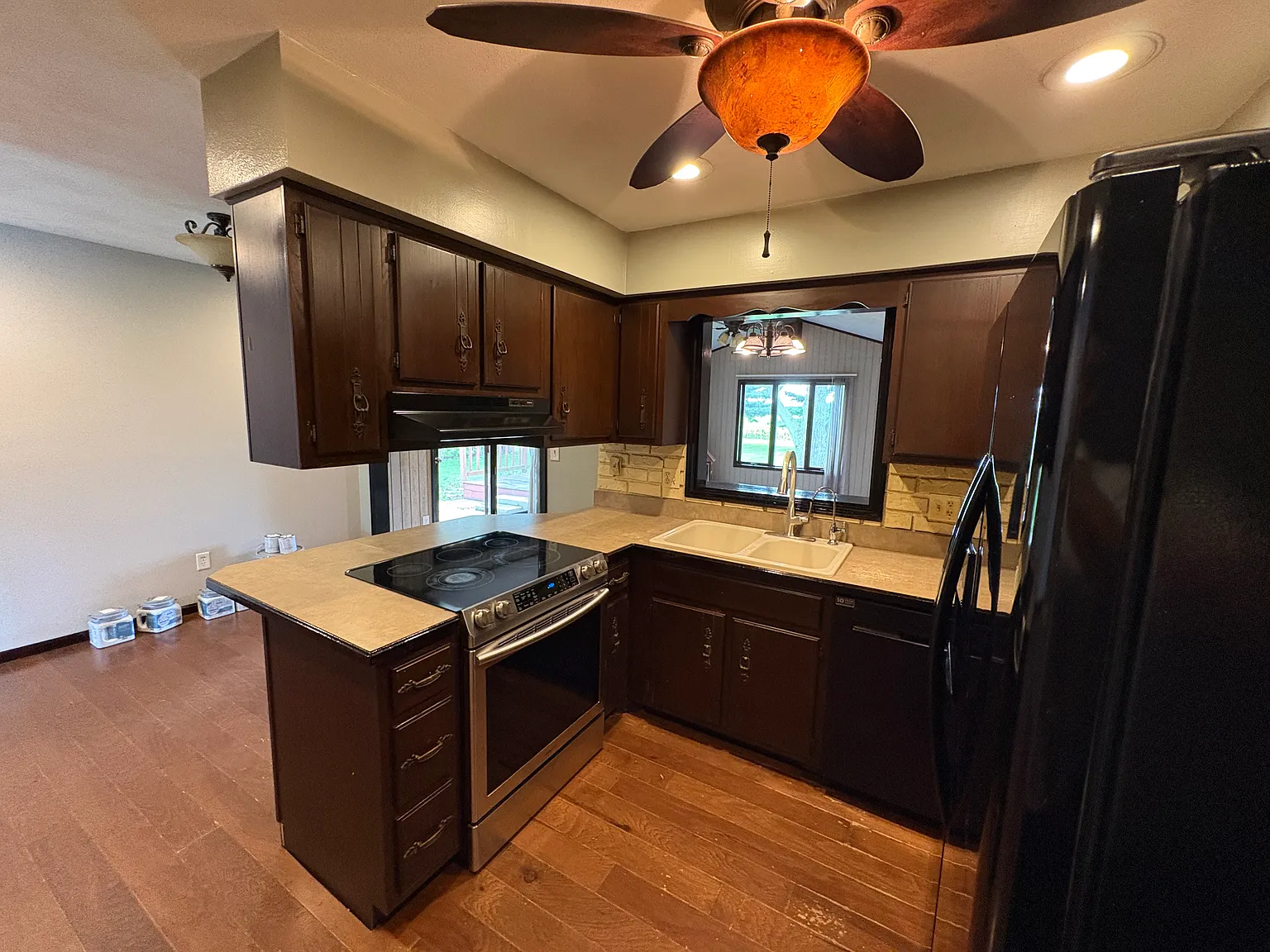 3 bed, 1.5 bath, 1360 sqft, $2,100 — Photo 3