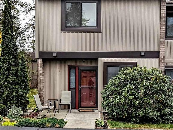 4th image of 32 Point Of Woods Dr