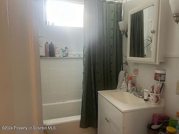 3rd image of 1543 Sanderson Ave #1B