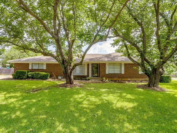 203 Lone Star St, Joshua, TX 76058