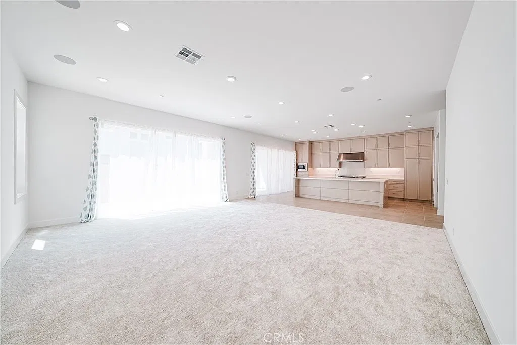 5 bed, 3111 sqft, $6,900 — Photo 4