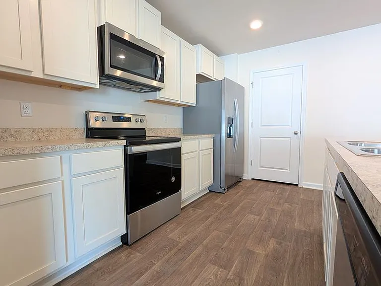 869 Twickenham Loop — Photo 3