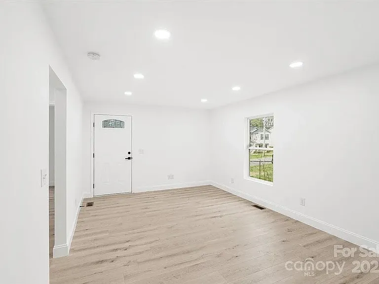 902 Grace St — Photo 7