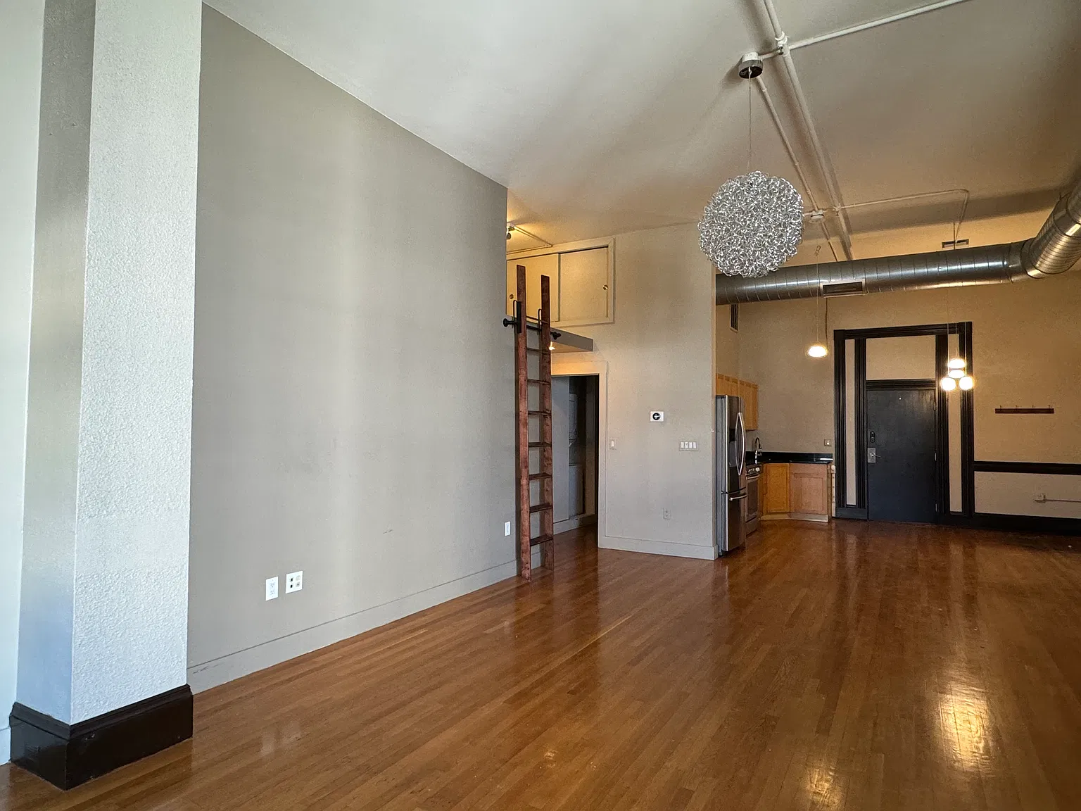 1 bed, 960 sqft, $2,400 — Photo 2