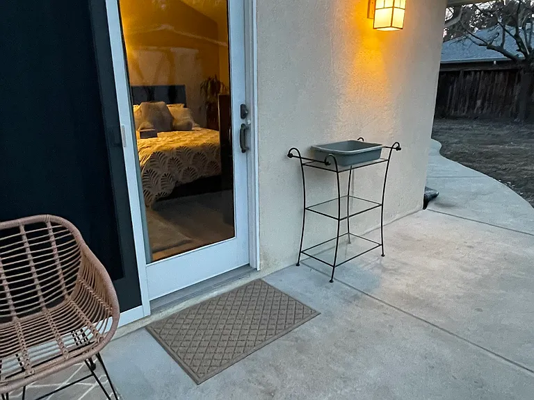~The studio's private entrance
~Leave your dishes for landlord to wash