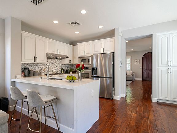 5th image of 122 Center Ct