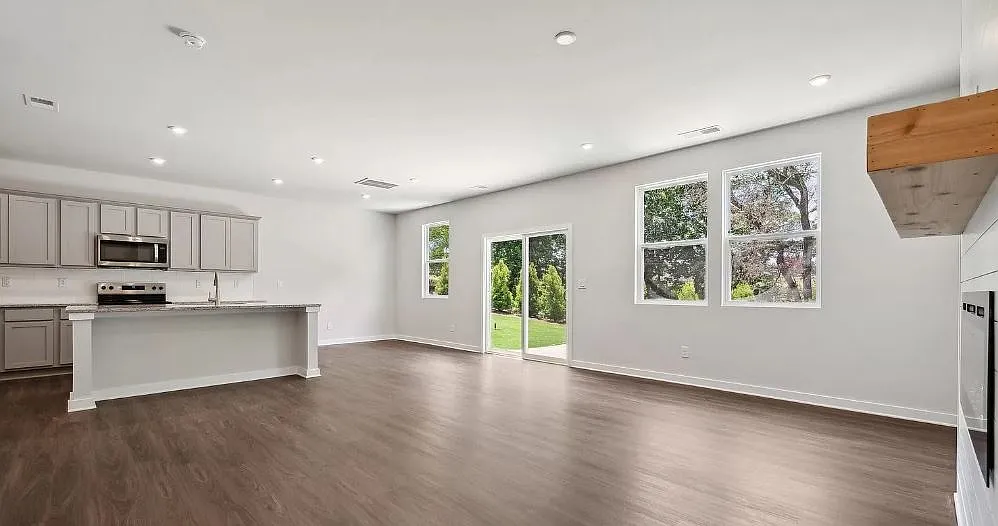 4 bed, 2.5 bath, 2097 sqft, $2,400 — Photo 2