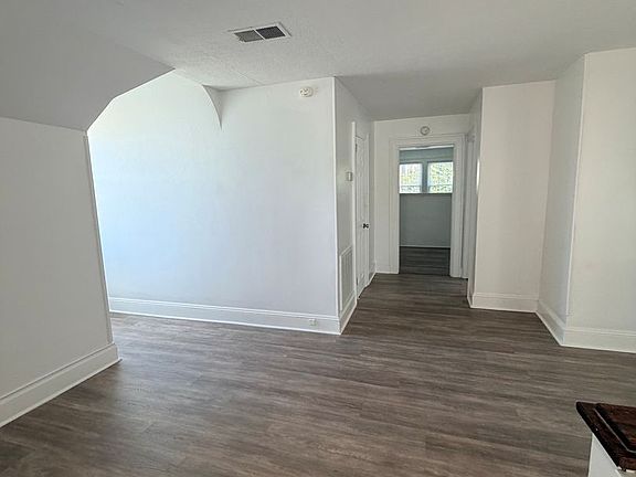4th image of 943 Marshall St #B