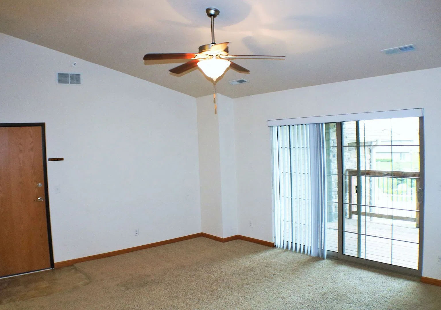 545 Pond View Drive — Photo 4