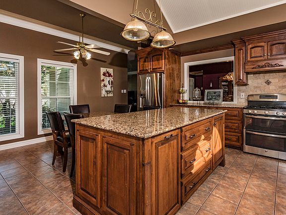 3rd image of 111 Kings Cove Cir