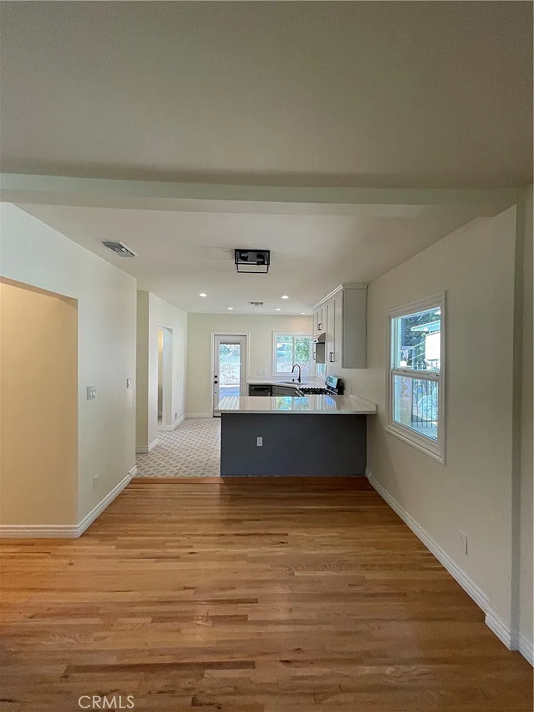 3 bed, 1000 sqft, $3,850 — Photo 3