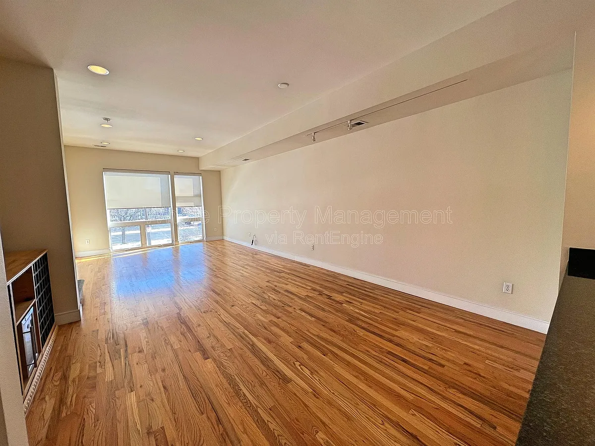 Building Photo - 2403 Bryant St