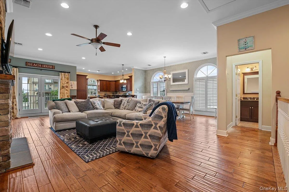 3 bed, 2.5 bath, 3000 sqft, $17,000 — Photo 4