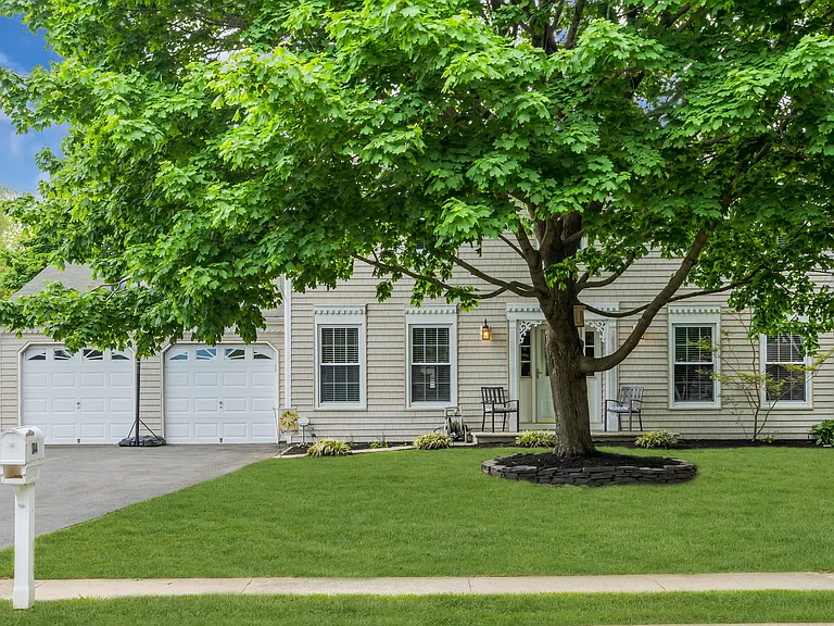 1044 Evelyn Dr — Photo 3