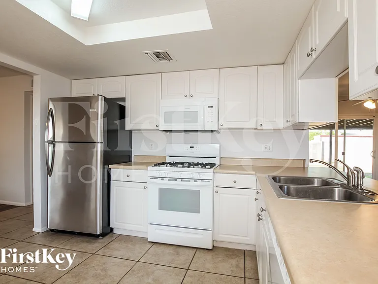 1708 W Behrend Dr — Photo 8