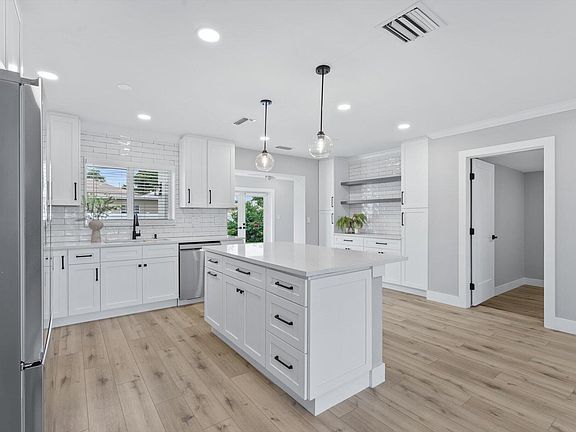 2nd image of 2775 NE 5TH Avenue