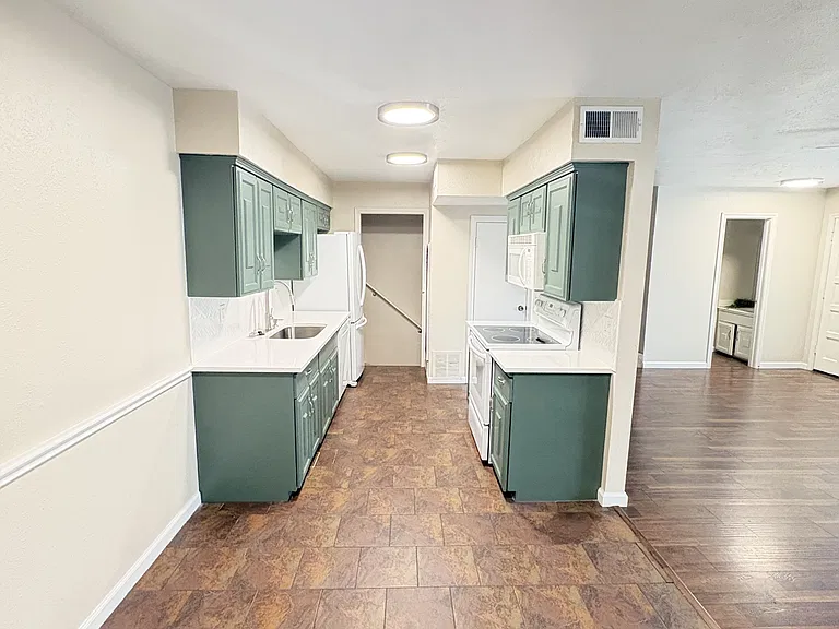 2622 Custer Pkwy #D — Photo 4