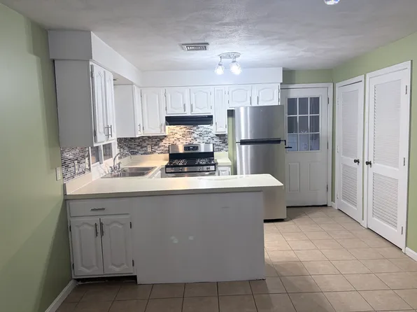 367 Hawkins St #1, Providence, RI 02904