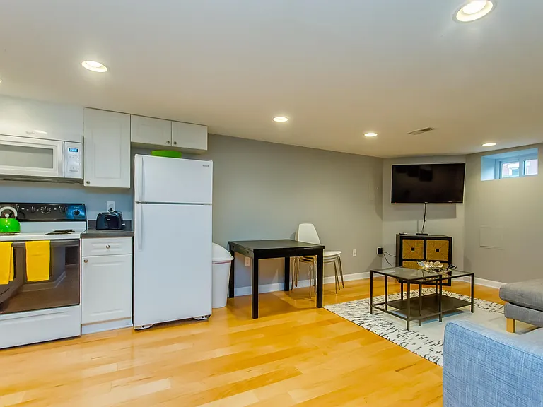 510 E St NE #B — Photo 8