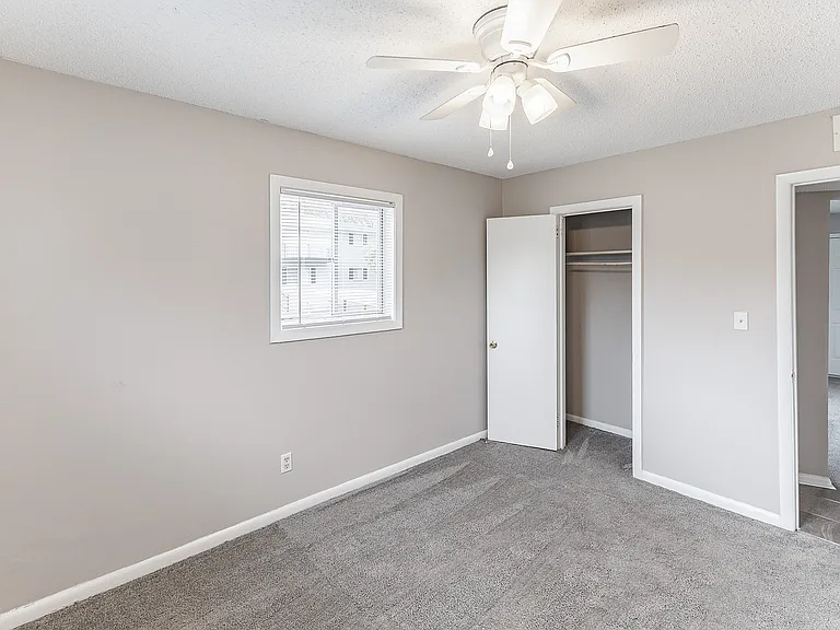 Mirabeau Apartments — Photo 16