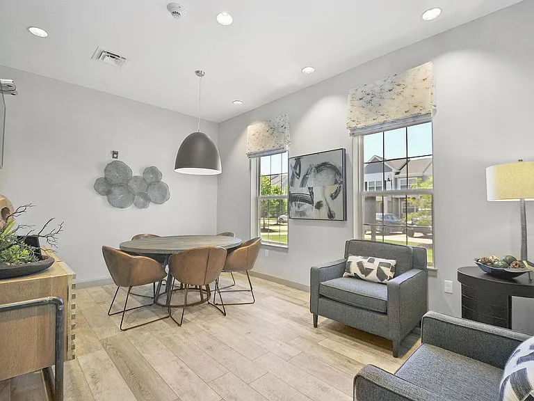Midtown Pointe Apartments — Photo 31