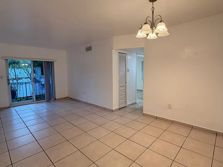 1860 SW 22nd St #7 — Photo 2