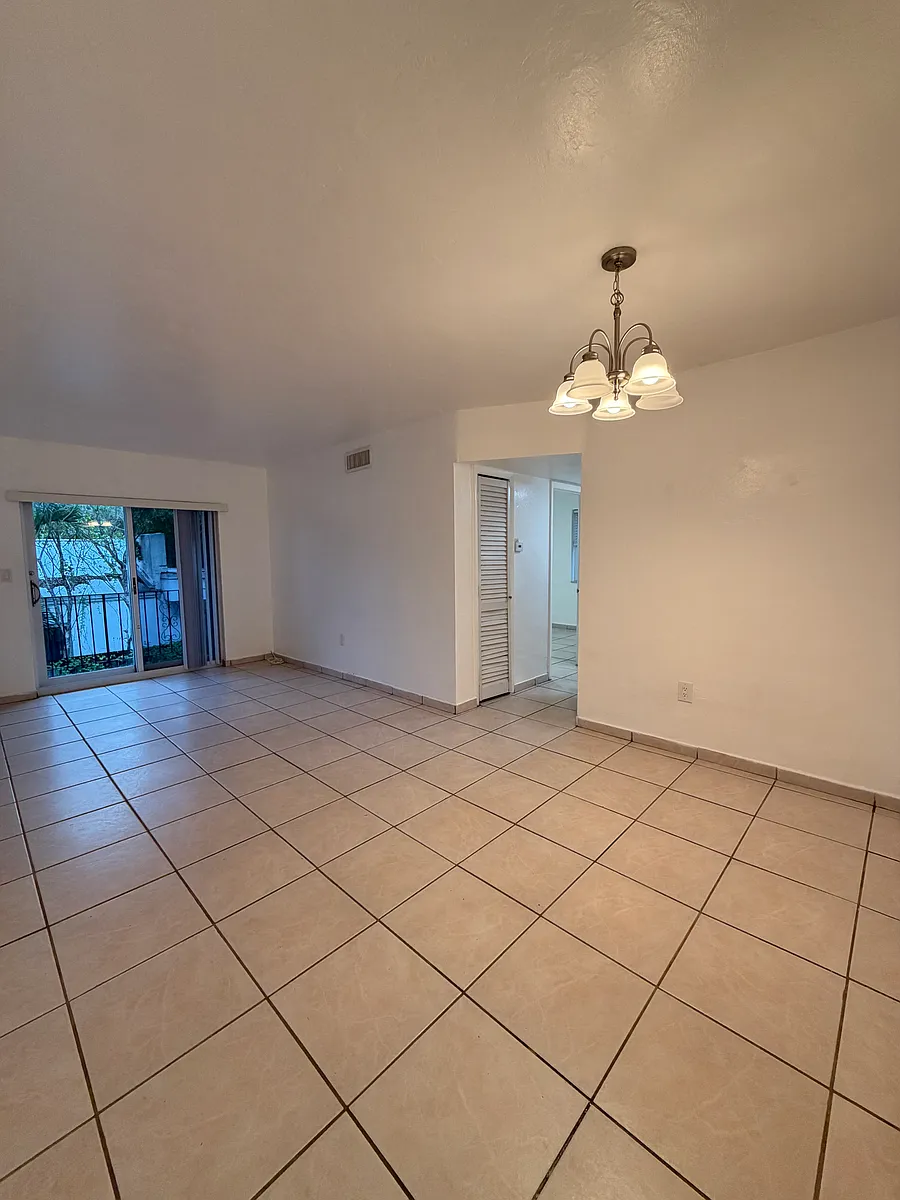 Building Photo - 1860 SW 22nd St #7