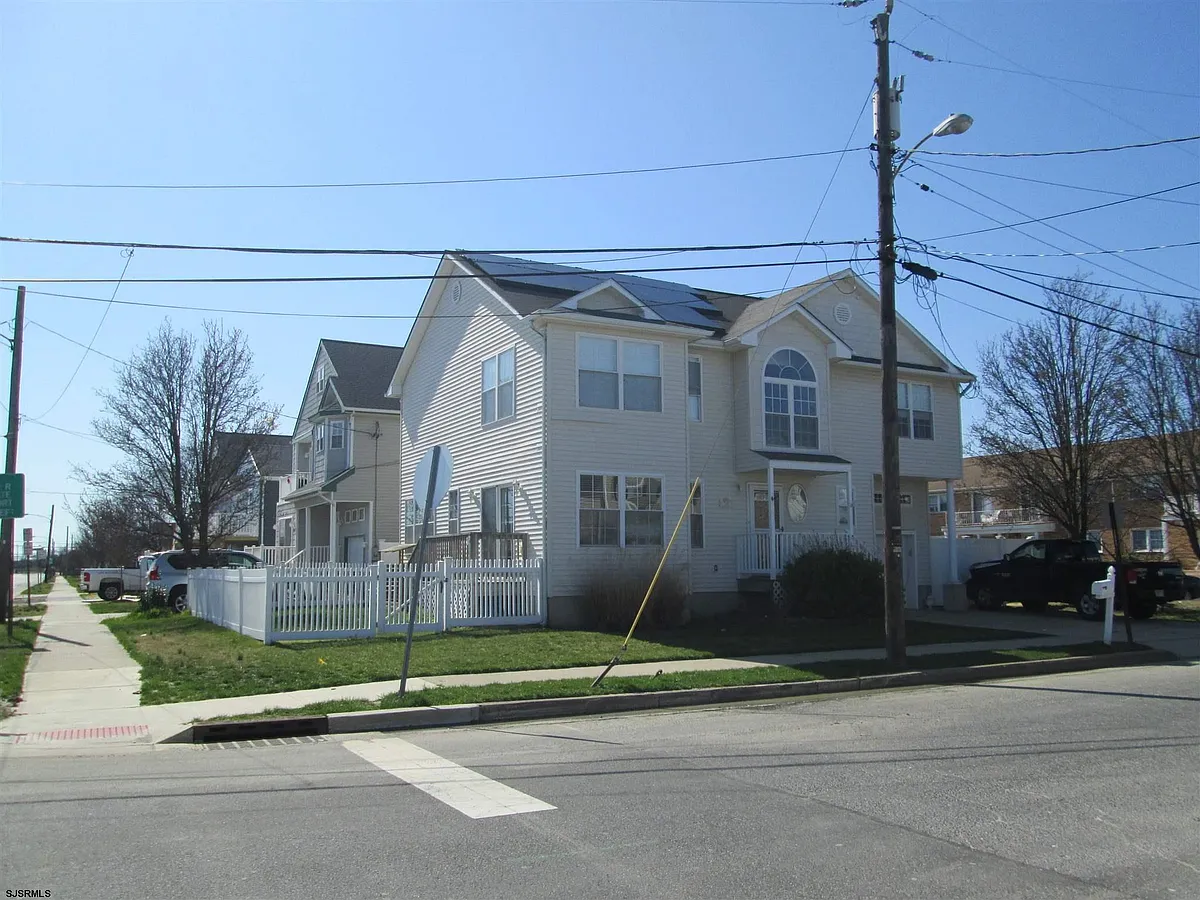 Building Photo - 700 N Surrey Ave