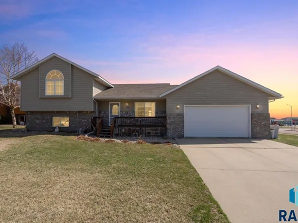 220 S Augusta Ave, Brandon, SD 57005