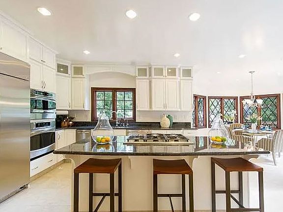 5th image of 2225 Summit Dr