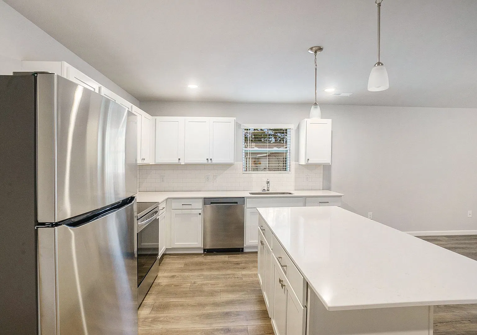 1 Month FREE Rent! Applied to Your First Full Month. Terms & Conditions Apply. — Photo 4