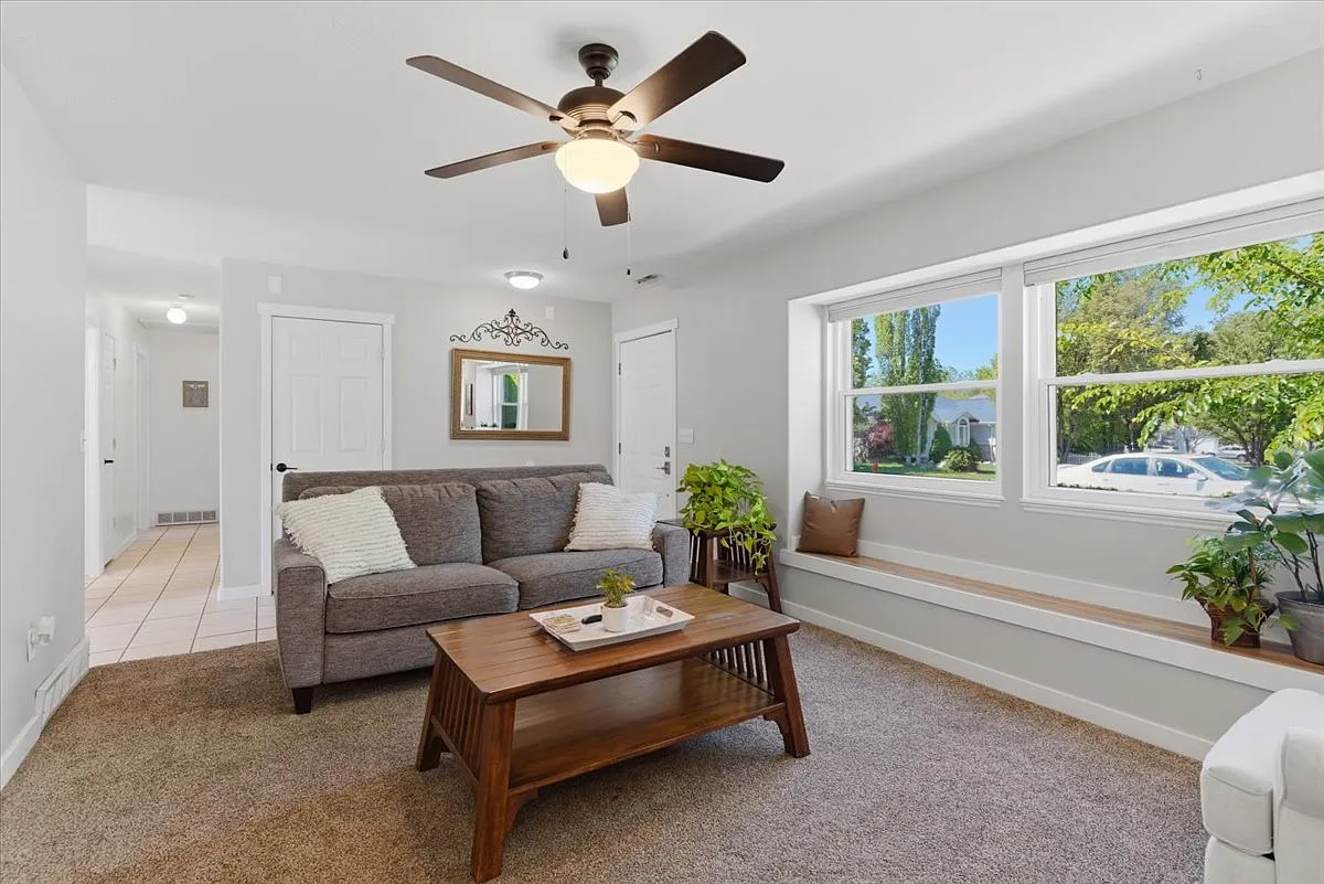 3 bed, 1176 sqft, $2,395 — Photo 4